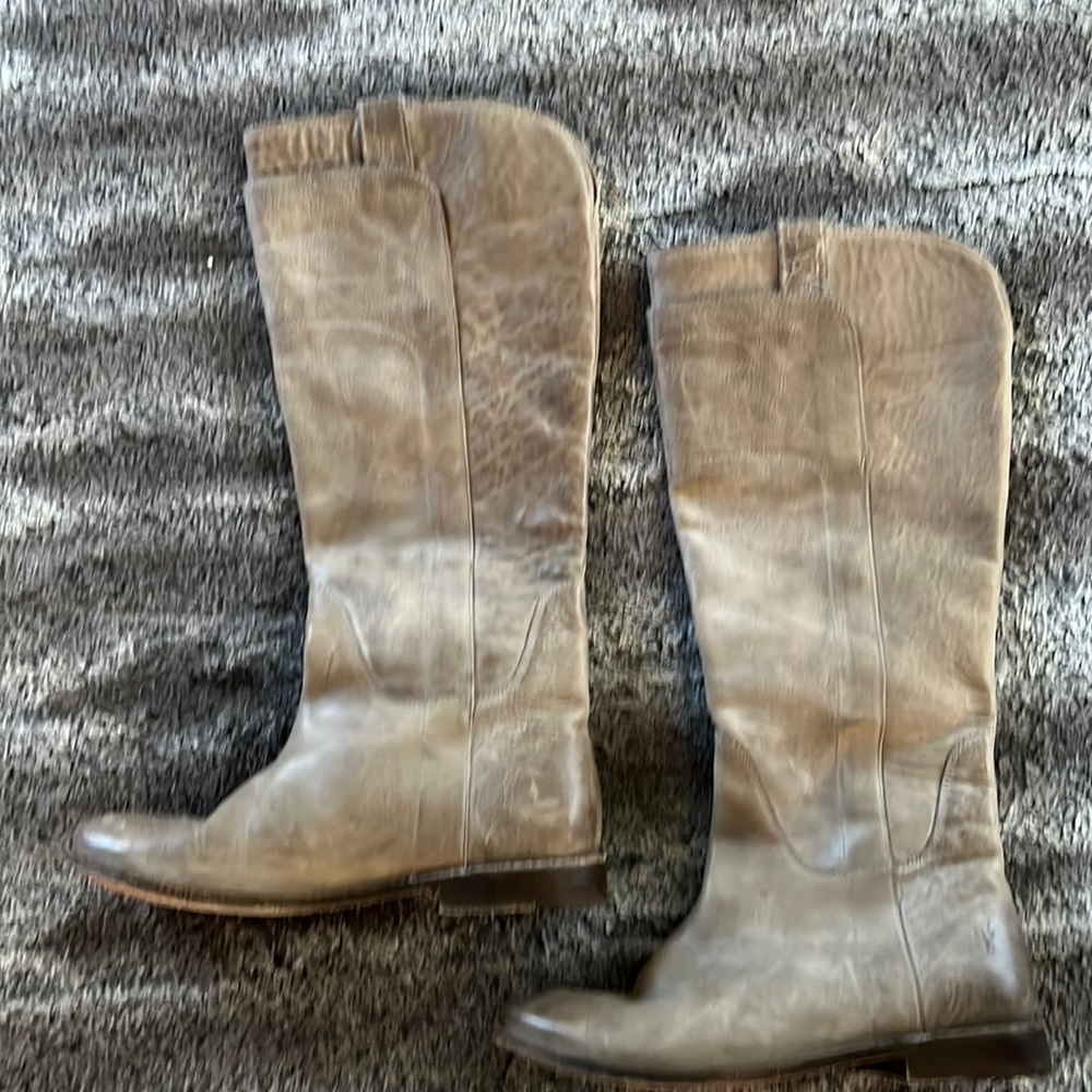 Woman’s Frye boots … size 6…. Nicely broken in without the flaws